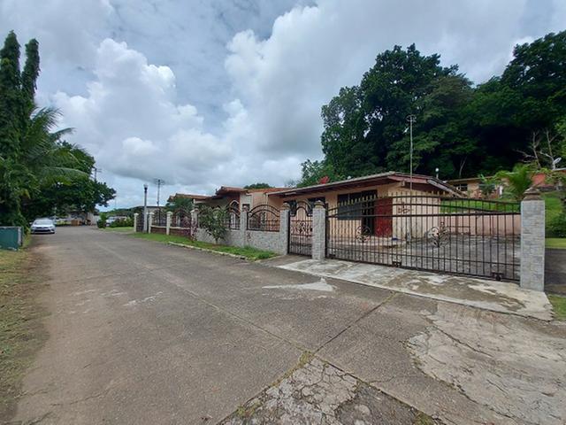 House for sale in Paraíso Ancón on the banks of th