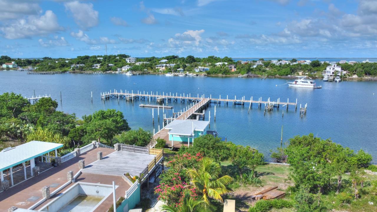 THE LEEWARD YACHT CLUB