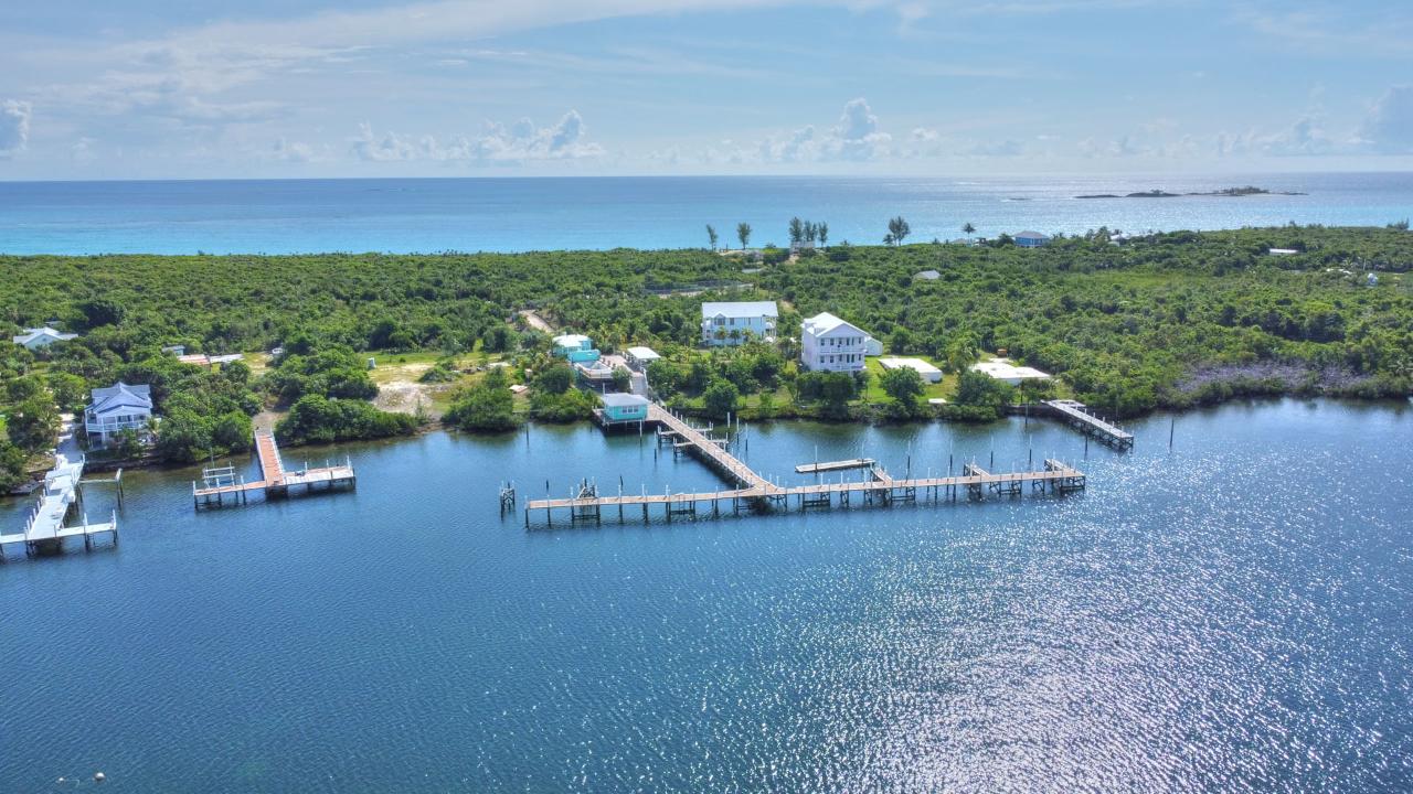 THE LEEWARD YACHT CLUB