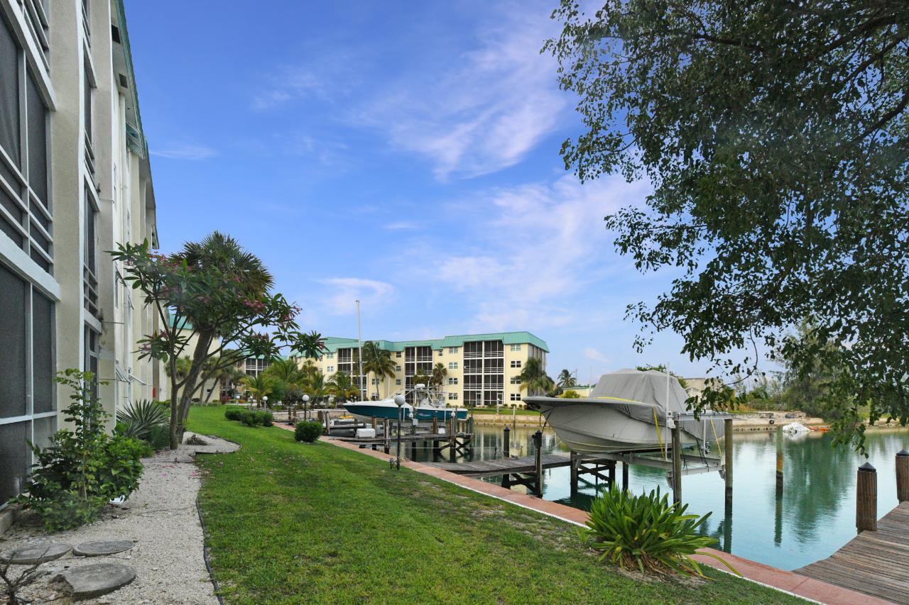 FURNISHED-2BR ON CANAL