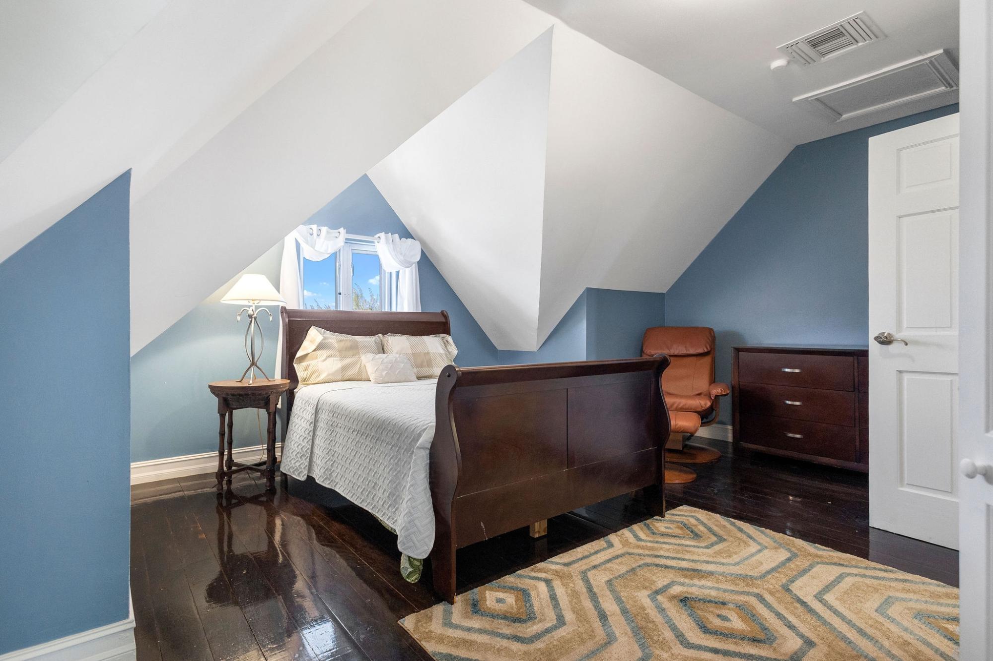 4 DUNMORE CT  SOUTH OCEAN