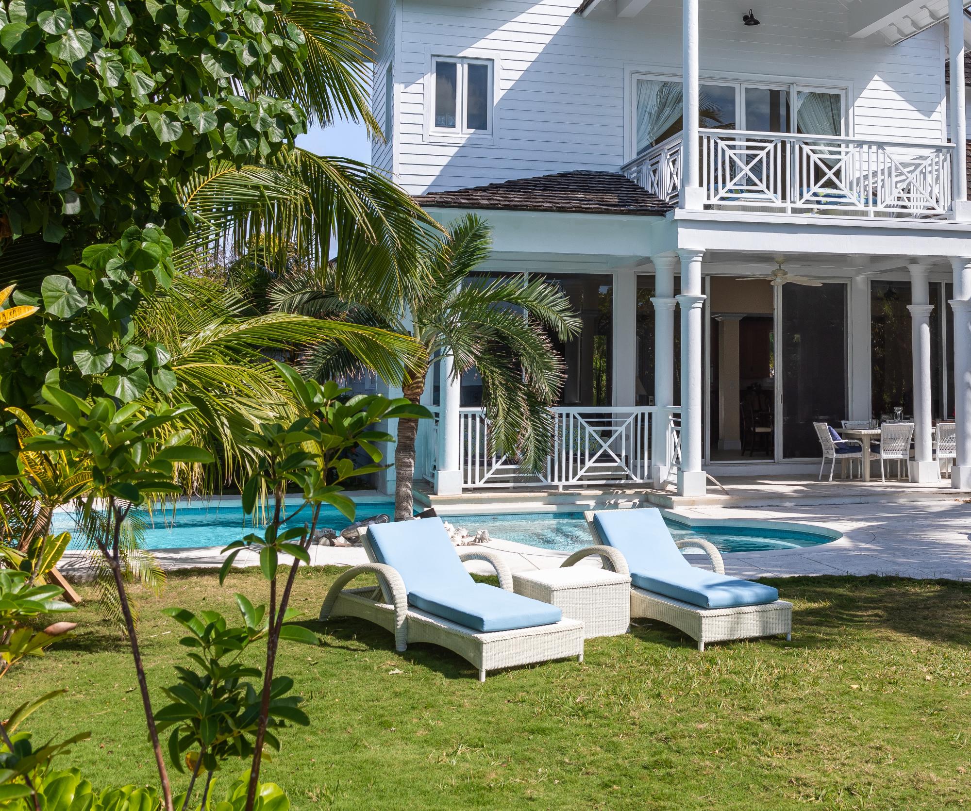 WATERFRONT HOME W/DOCKS