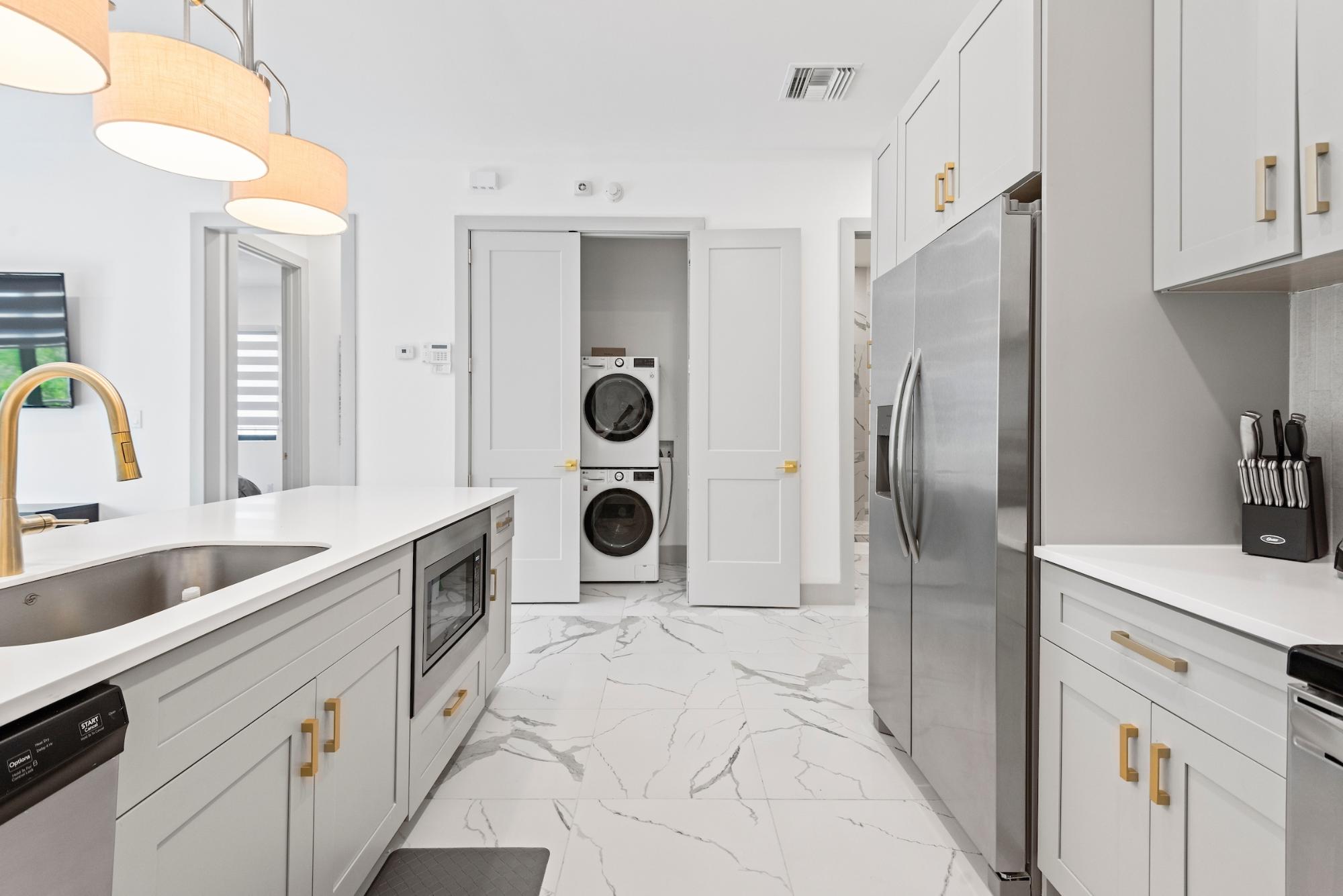 FOXVIEW CONDOMINIUM