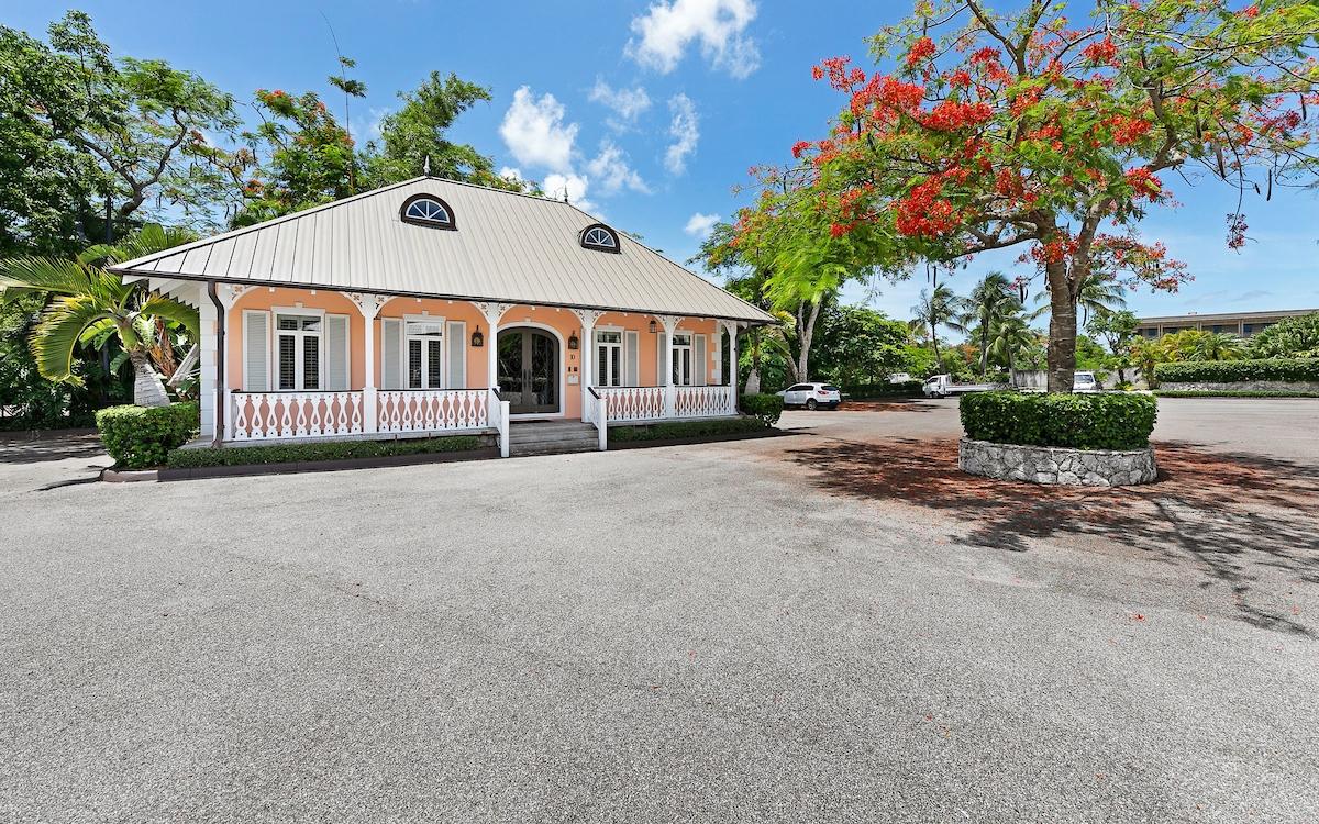 PINEAPPLE HOUSE