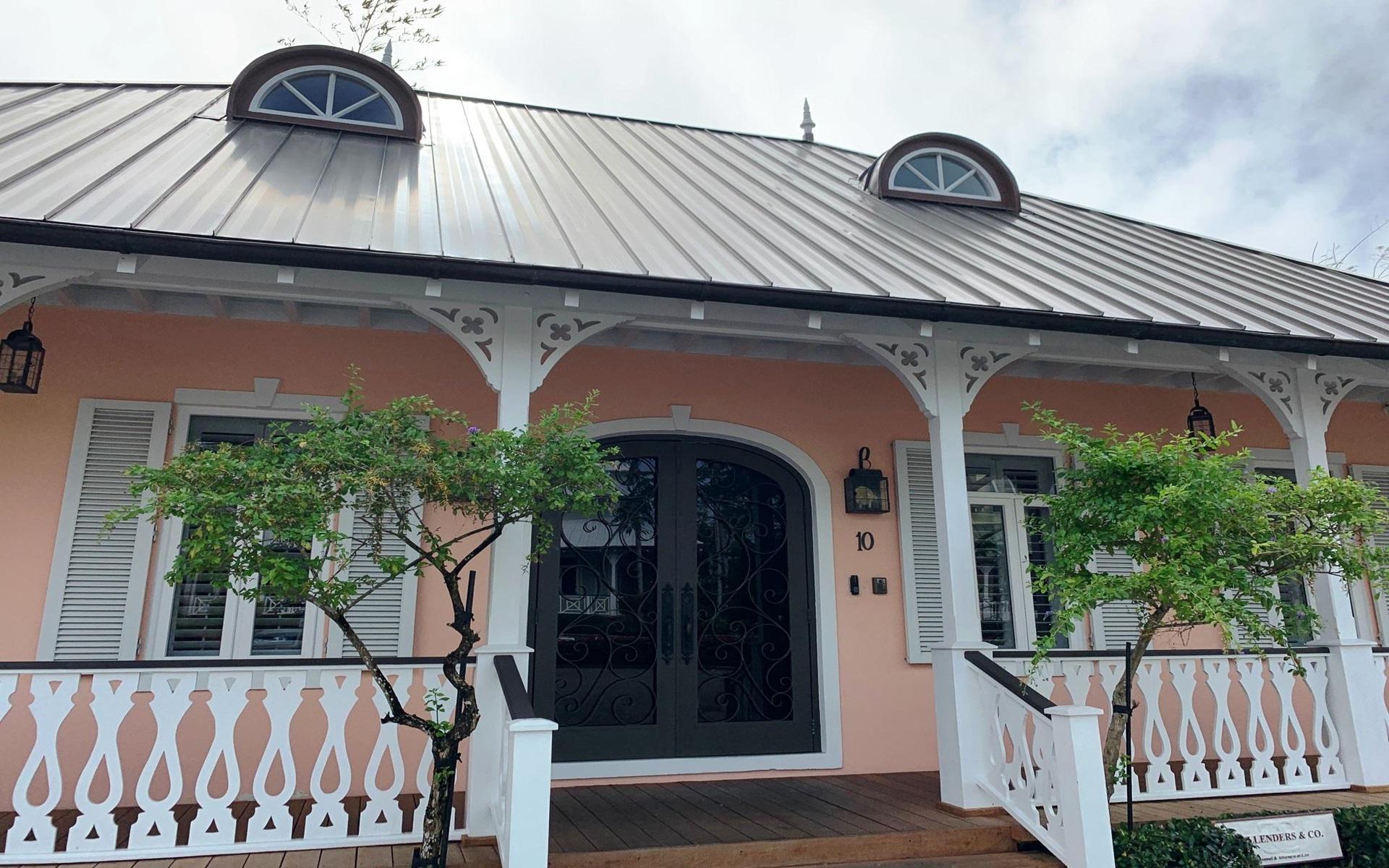 PINEAPPLE HOUSE