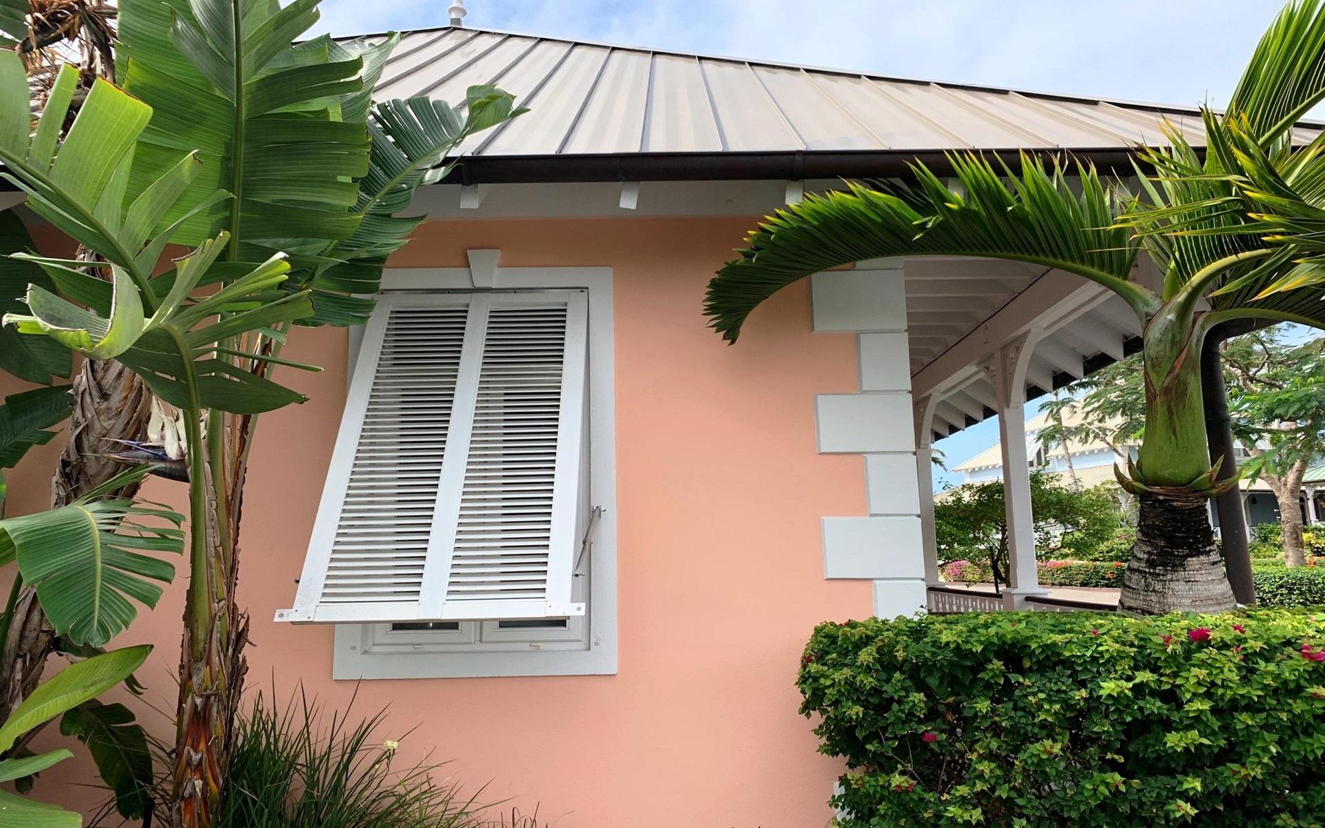 PINEAPPLE HOUSE