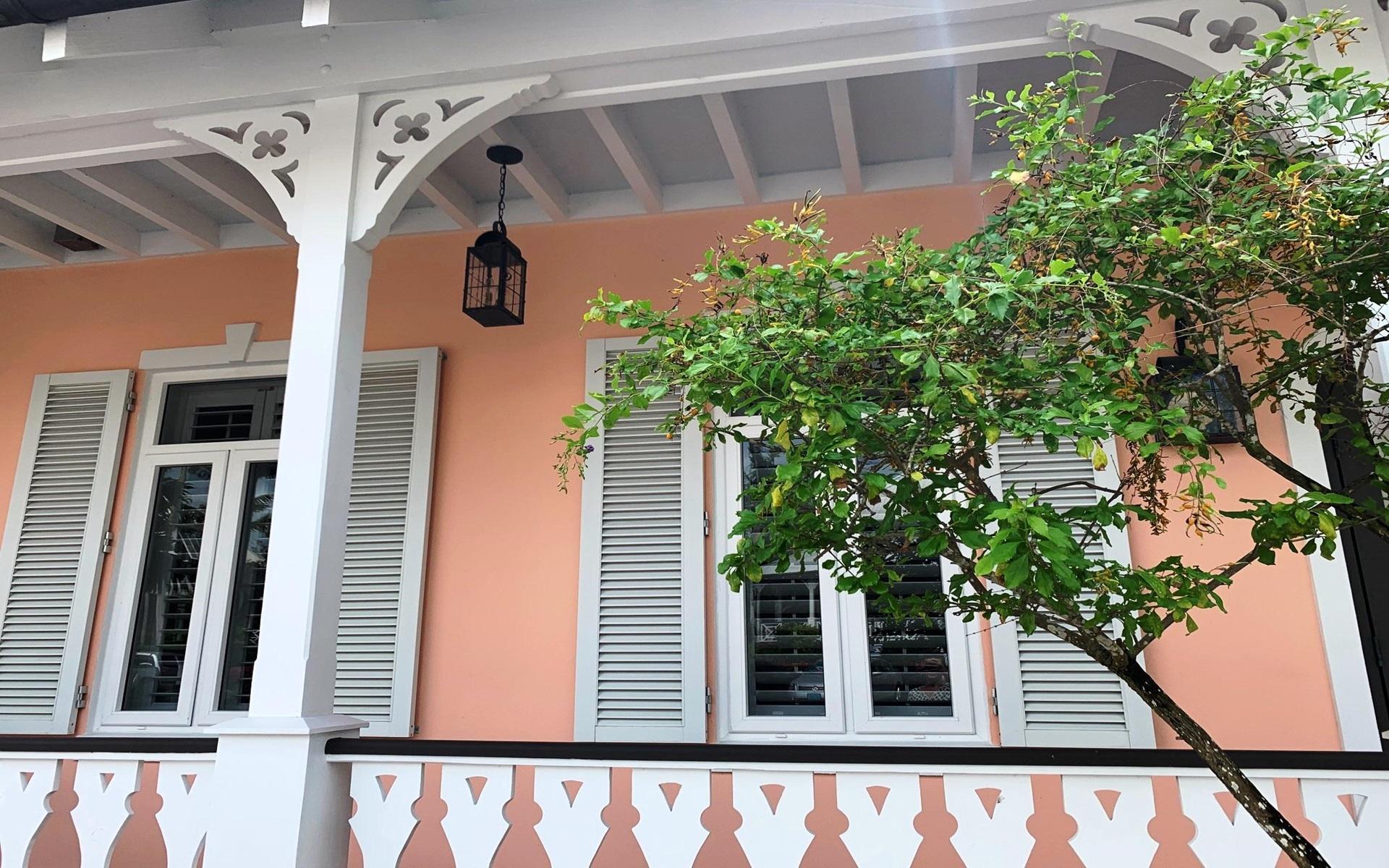 PINEAPPLE HOUSE