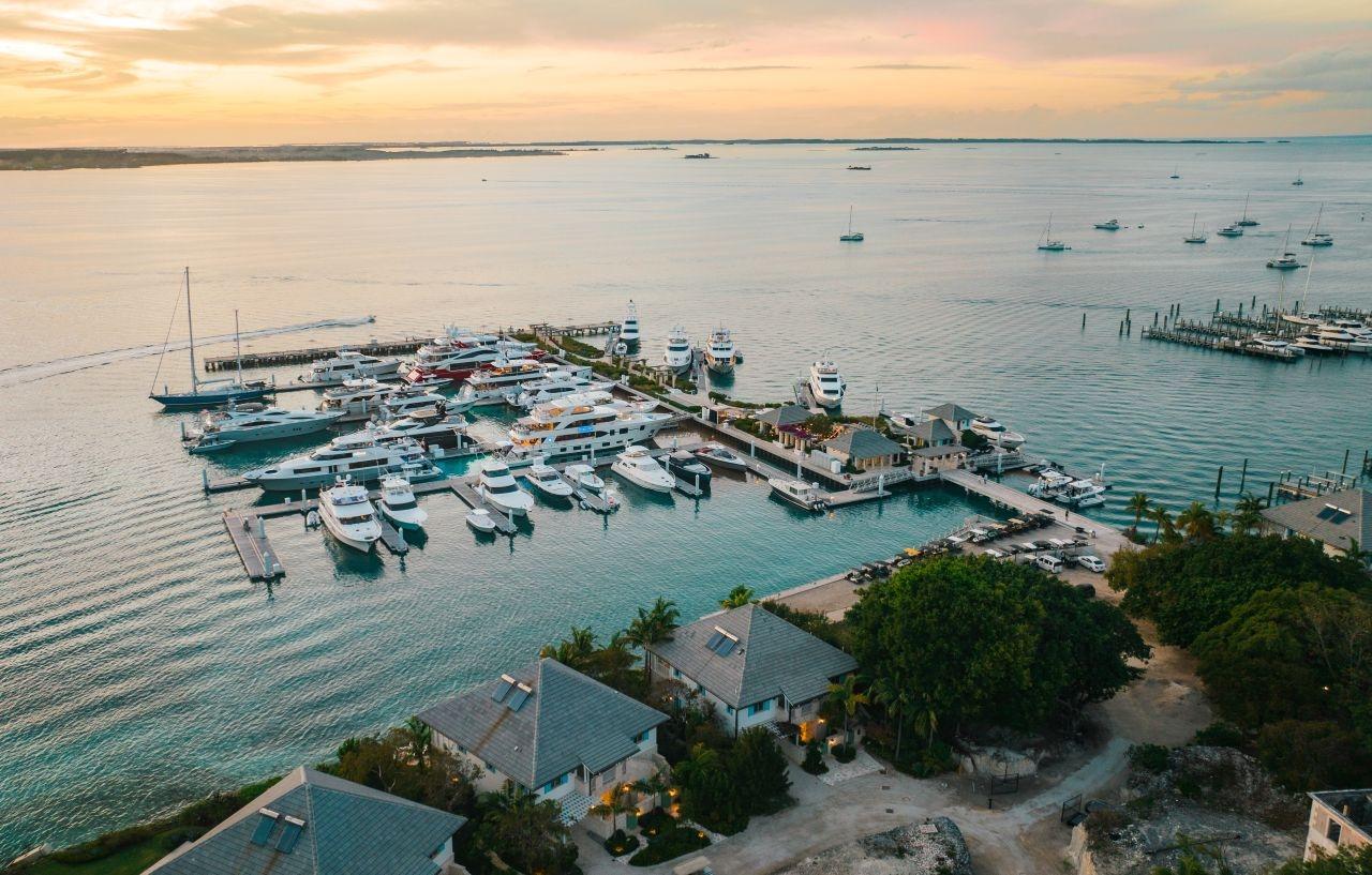 BRILAND CLUB & MARINA