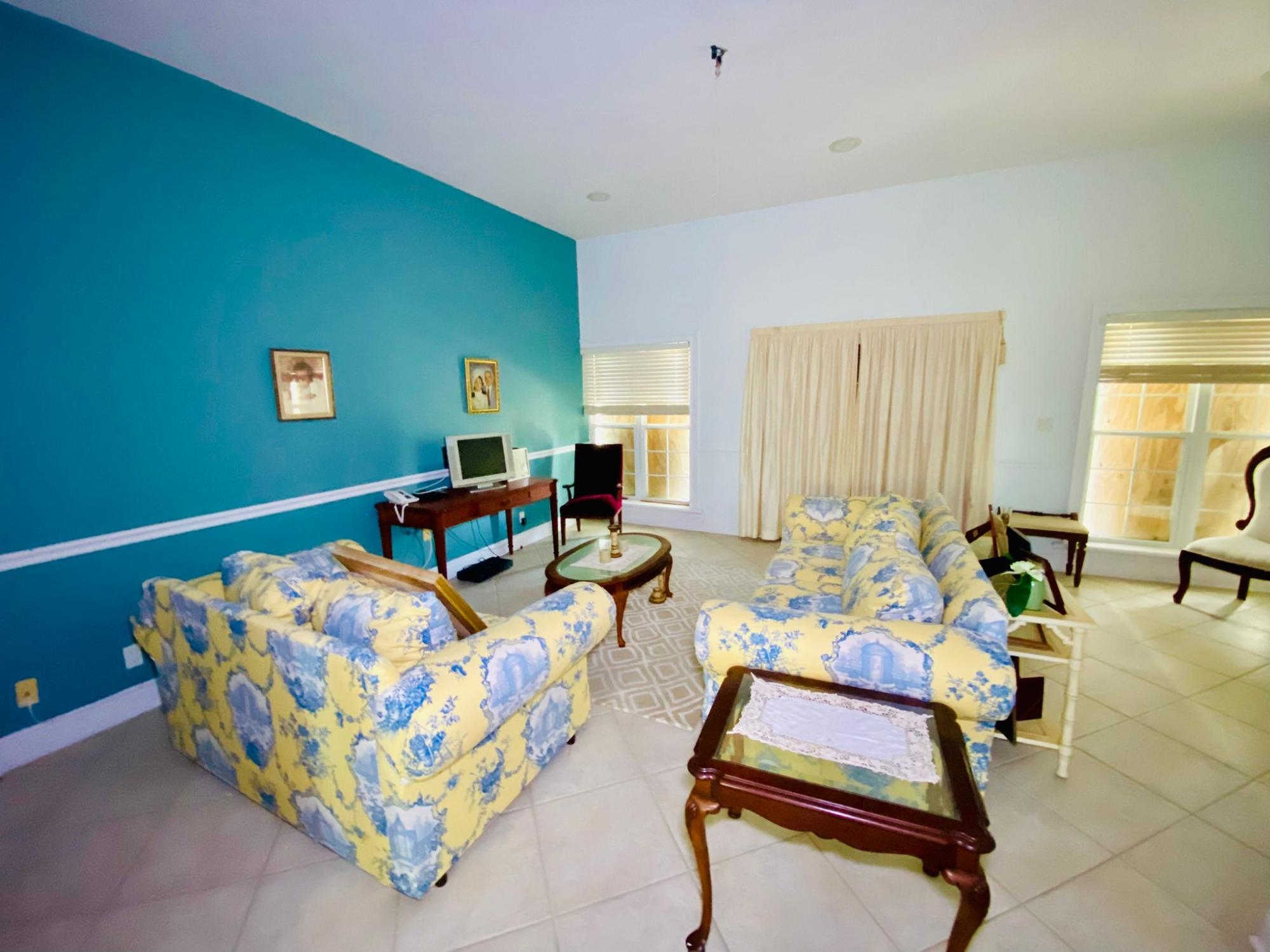 BAHAMAS DRIVE COLONY BAY