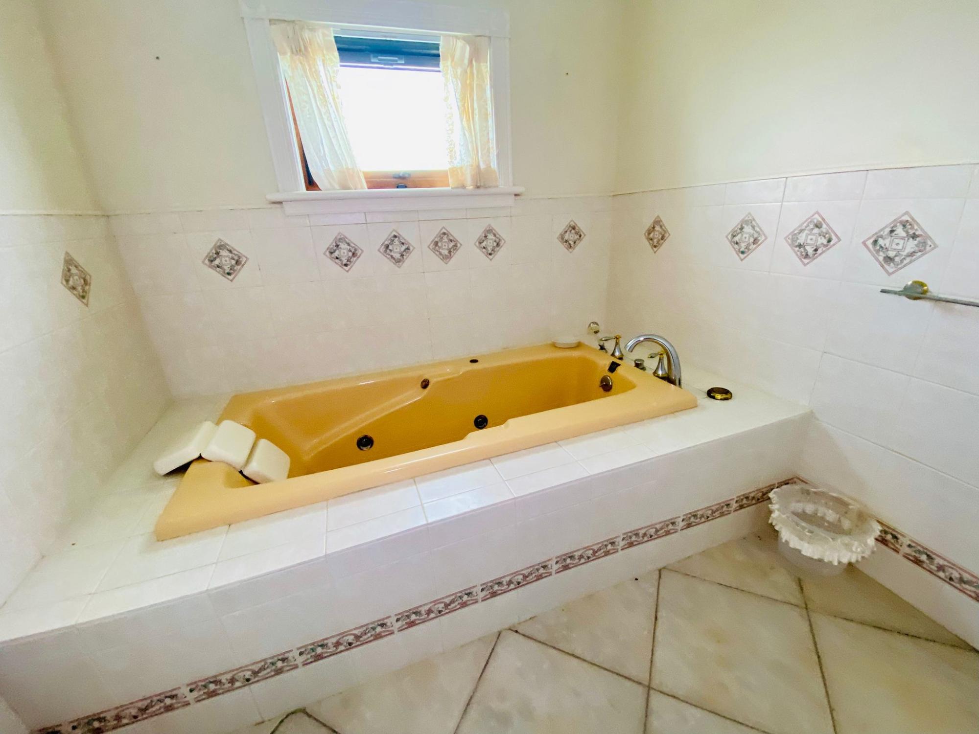 BAHAMAS DRIVE COLONY BAY