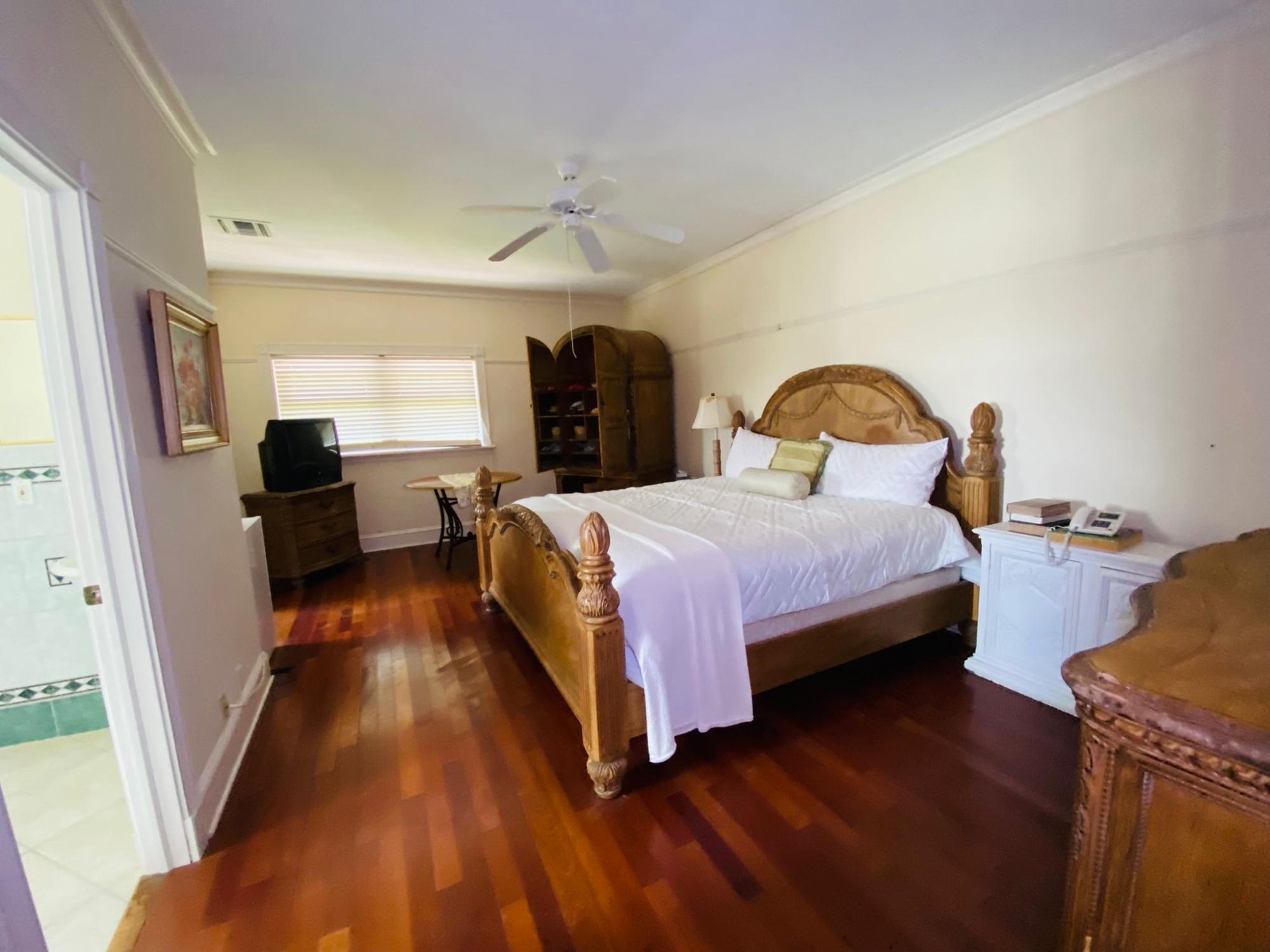 BAHAMAS DRIVE COLONY BAY