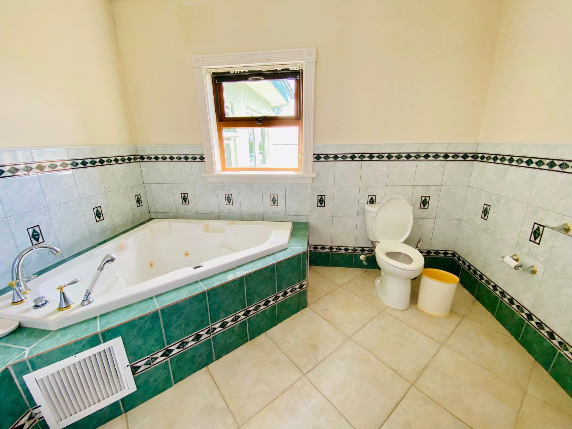 BAHAMAS DRIVE COLONY BAY