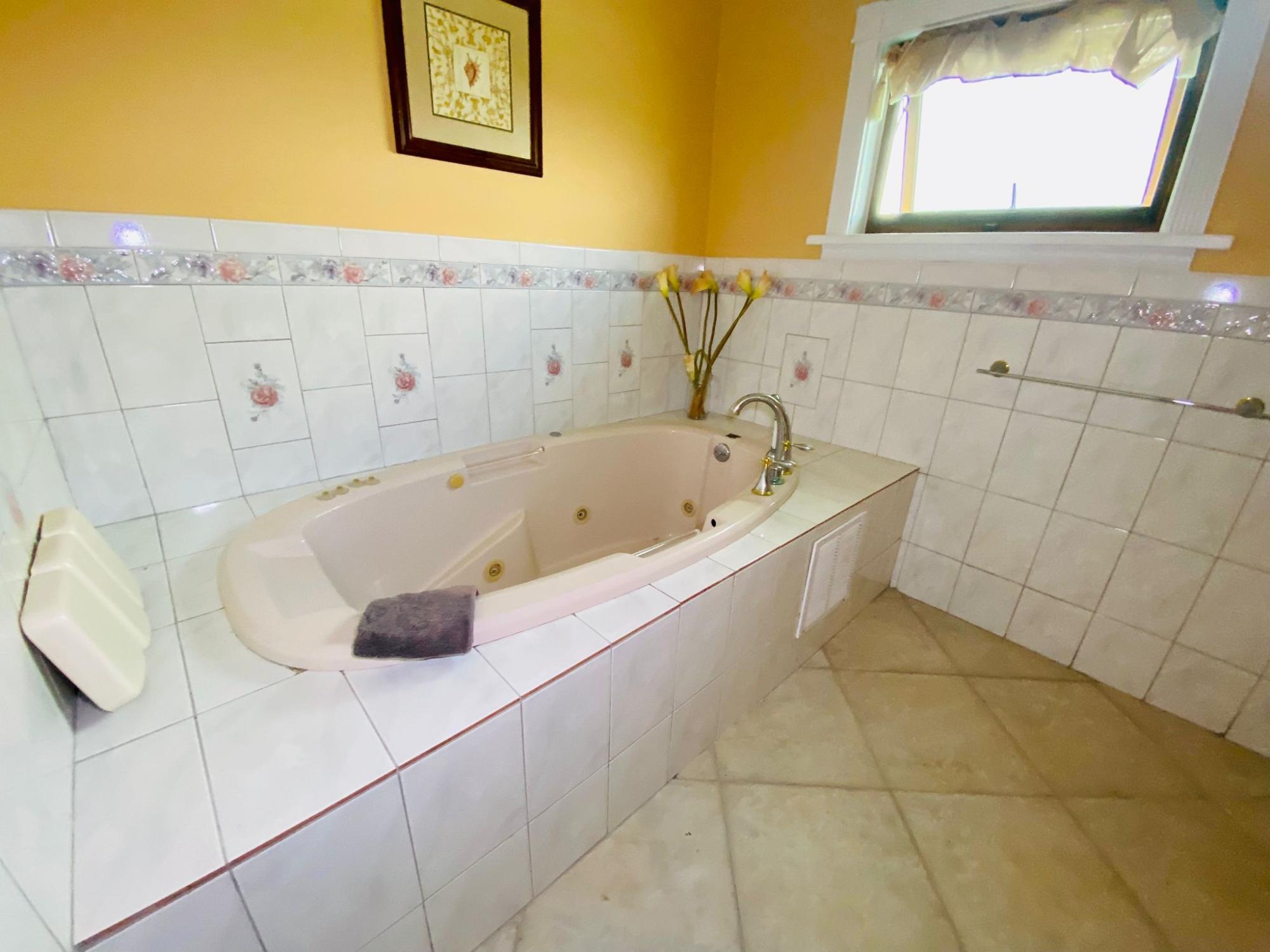 BAHAMAS DRIVE COLONY BAY