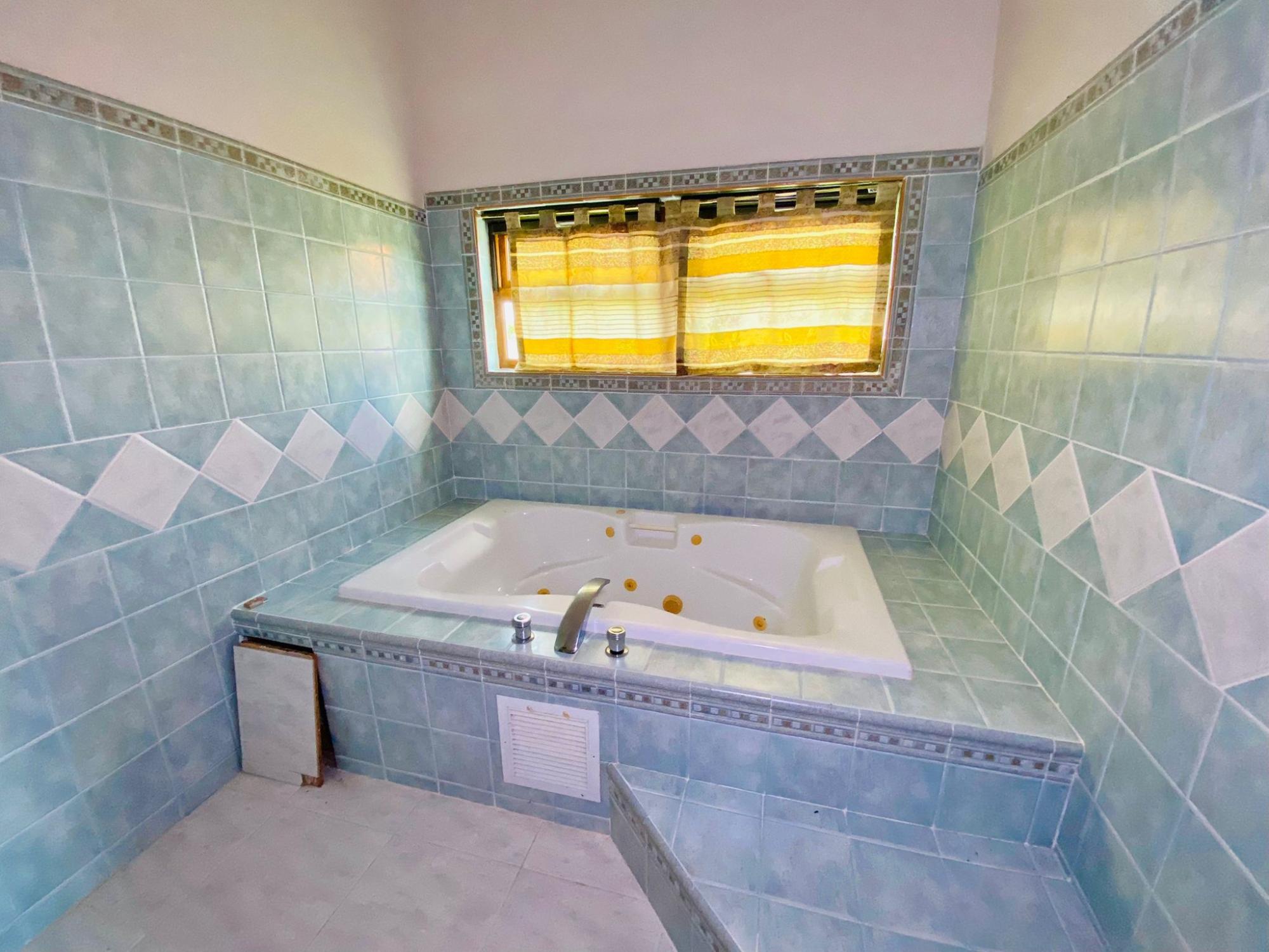 BAHAMAS DRIVE COLONY BAY