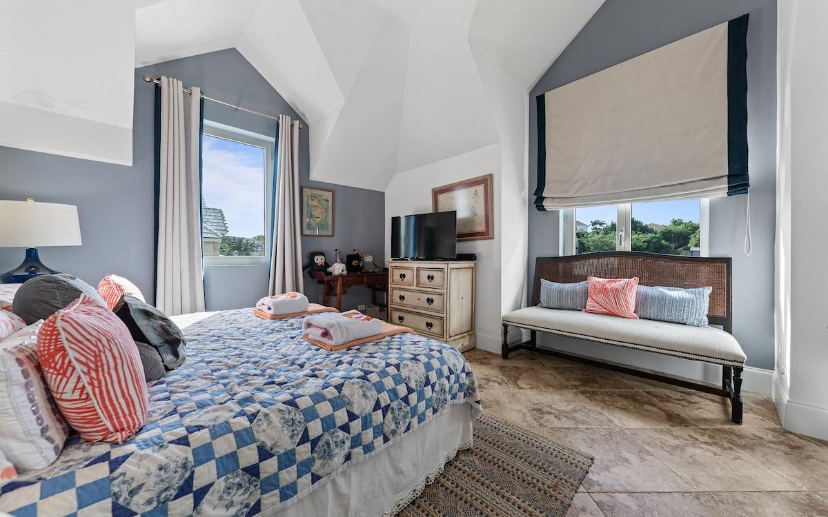 BLDG 4 LOVE BEACH WALK