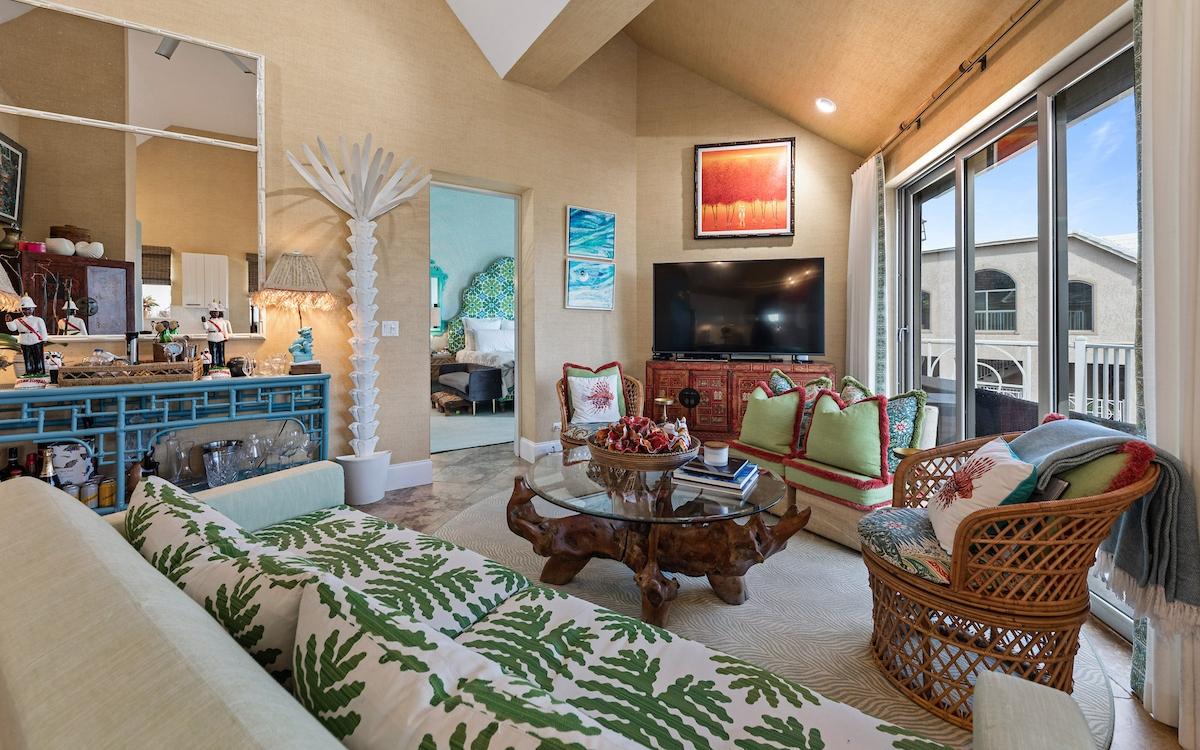 BLDG 4 LOVE BEACH WALK