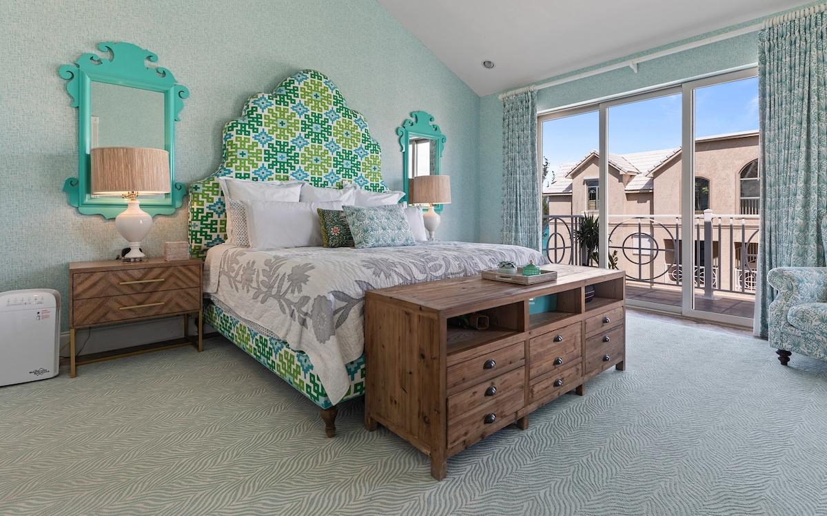 BLDG 4 LOVE BEACH WALK