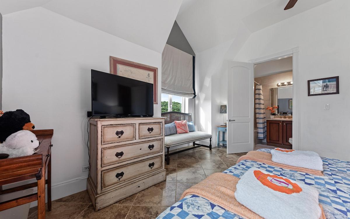 BLDG 4 LOVE BEACH WALK