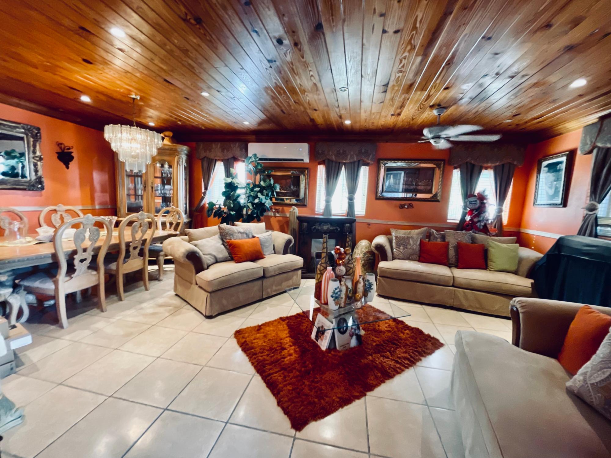 HOSTA CLOSE TROPICAL GARD