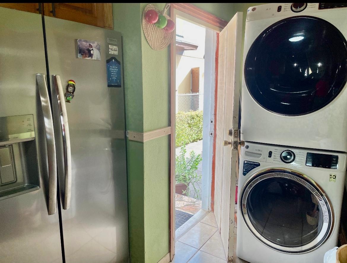 HOSTA CLOSE TROPICAL GARD