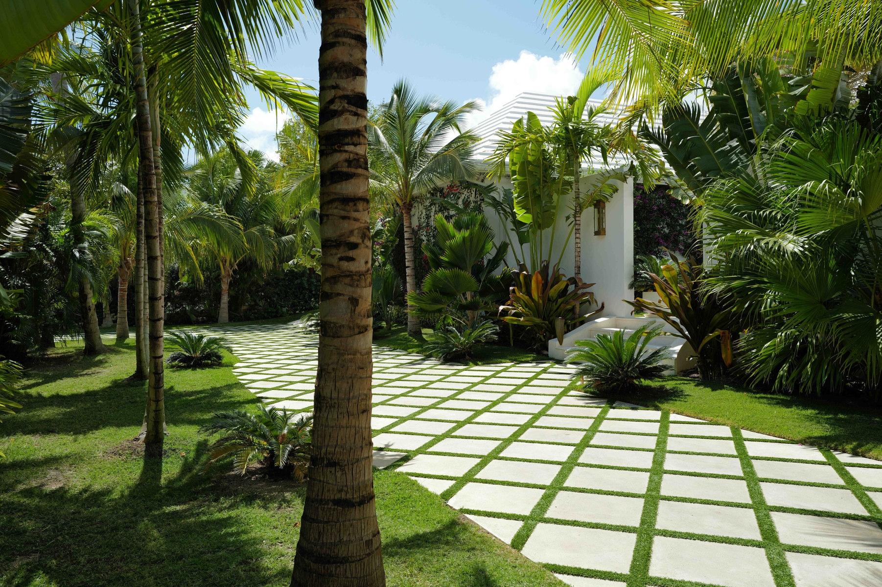 MANSION IN LYFORD CAY