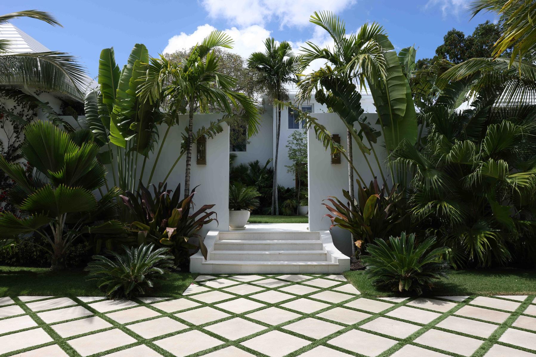MANSION IN LYFORD CAY