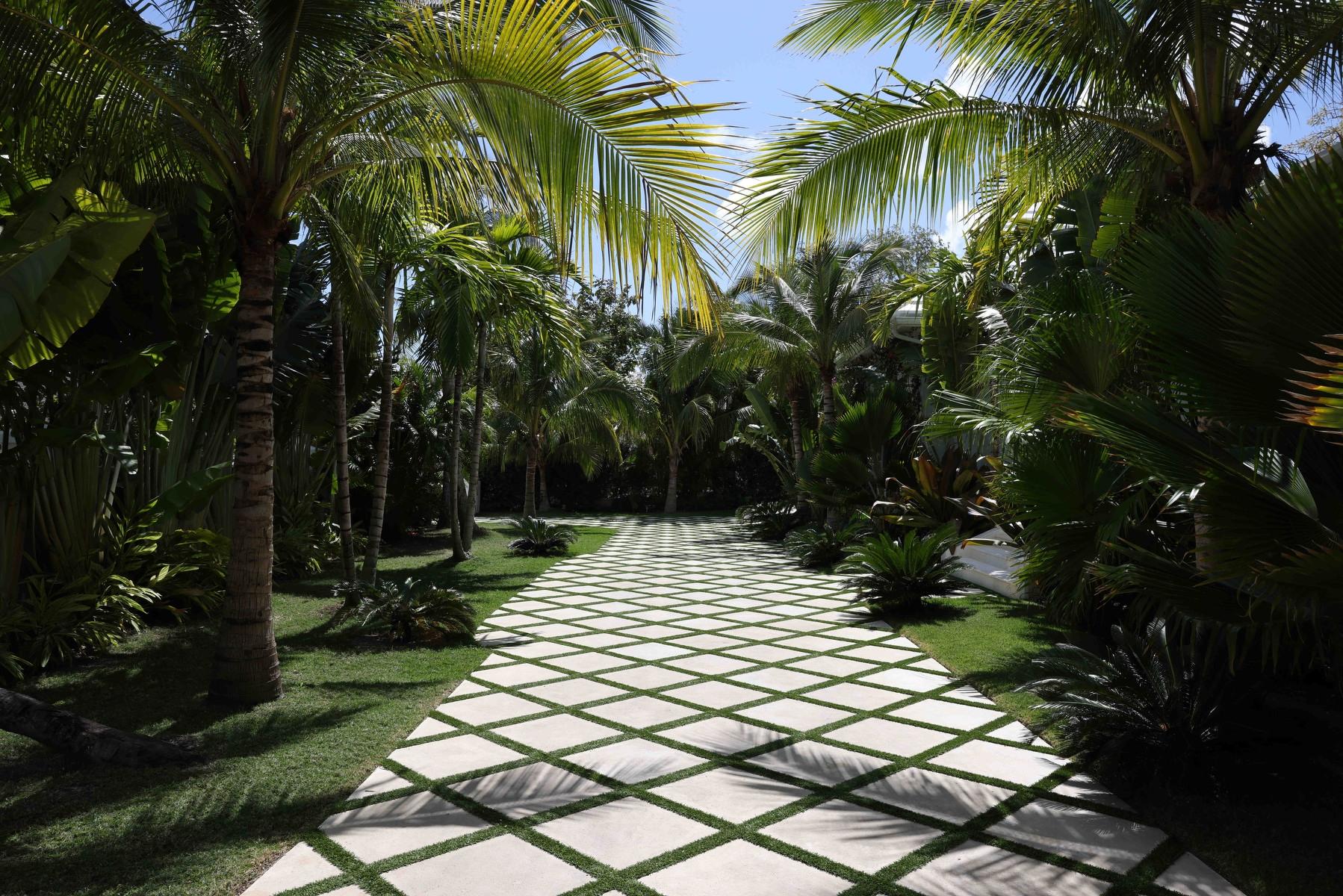 MANSION IN LYFORD CAY