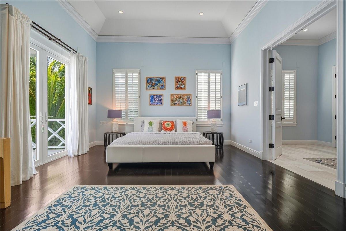 TWO PALMS OLD FORT BAY