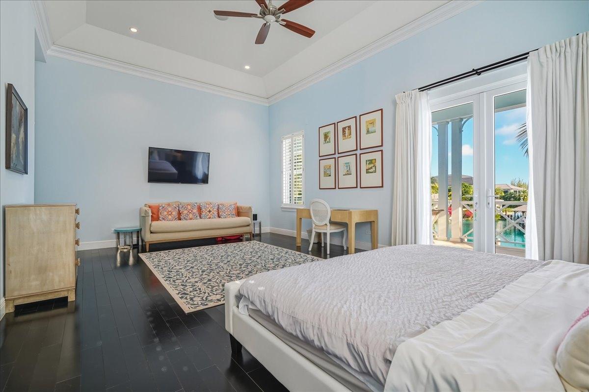 TWO PALMS OLD FORT BAY