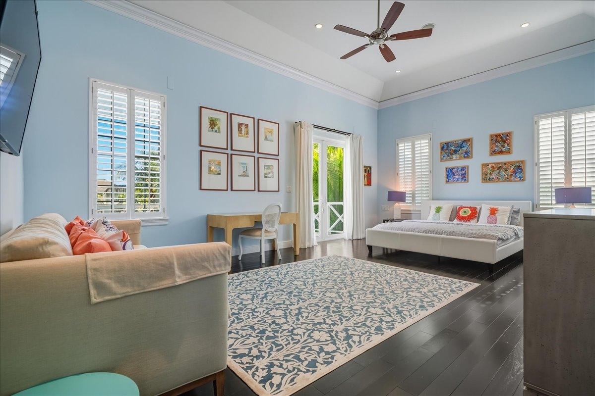 TWO PALMS OLD FORT BAY