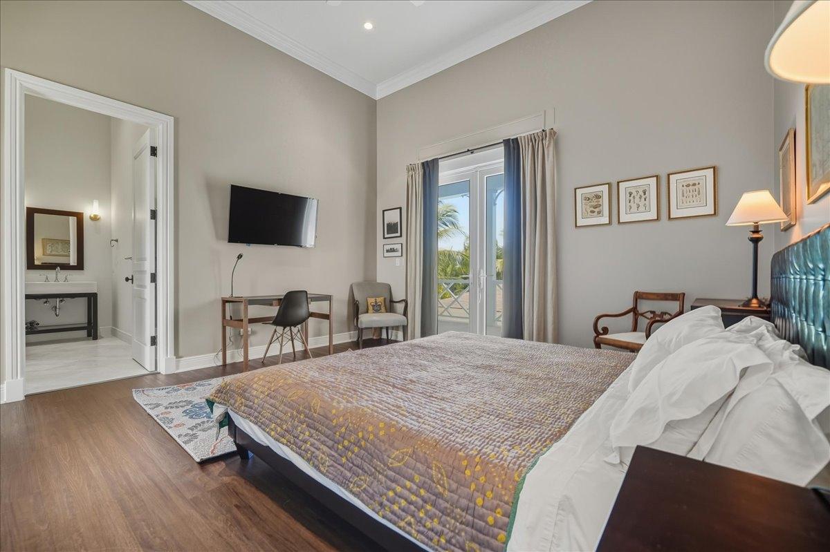 TWO PALMS OLD FORT BAY