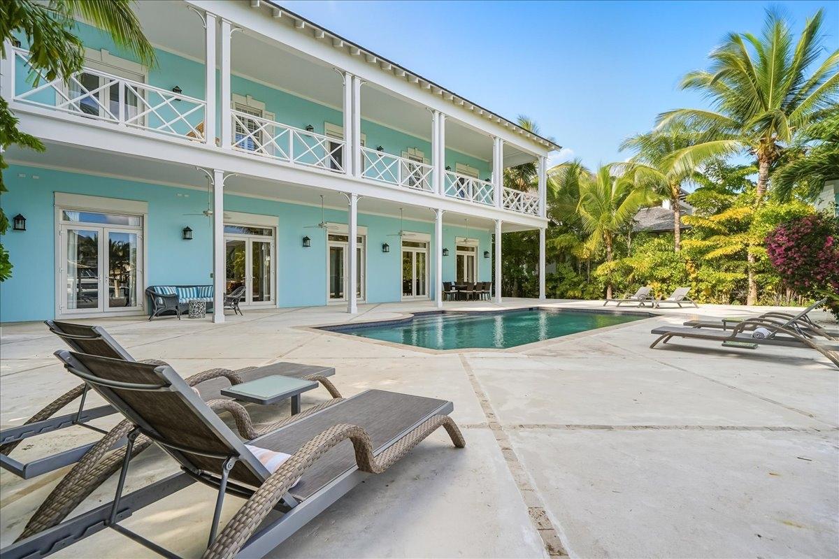 TWO PALMS OLD FORT BAY