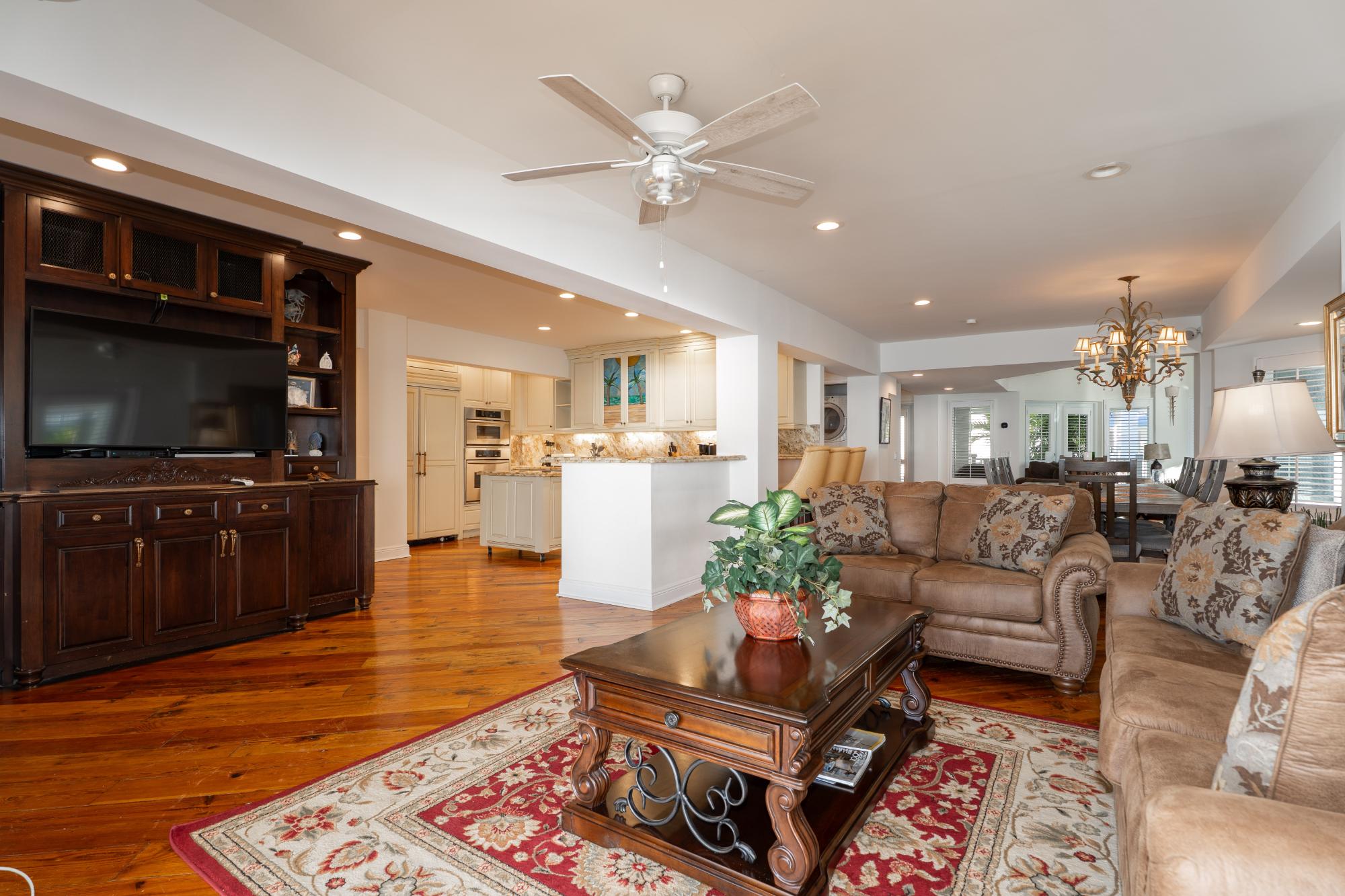 CHUB CAY RESORT & MARINA