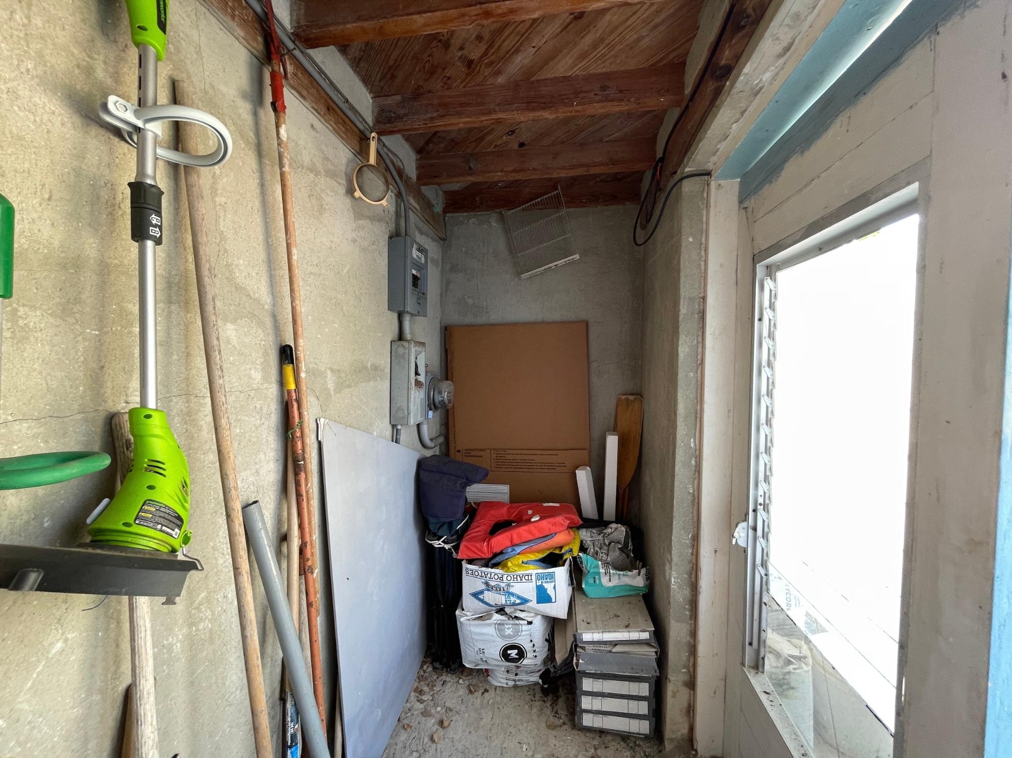 3/1 HOME   POOL/GARAGE