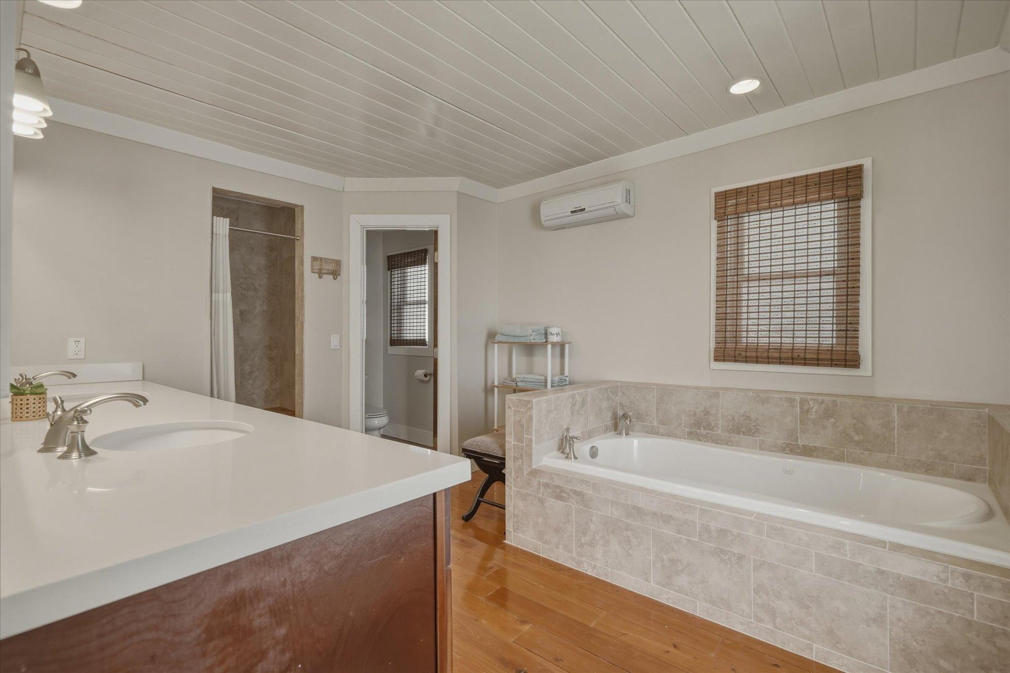 CROWN PIGEON ISLAND & CAY