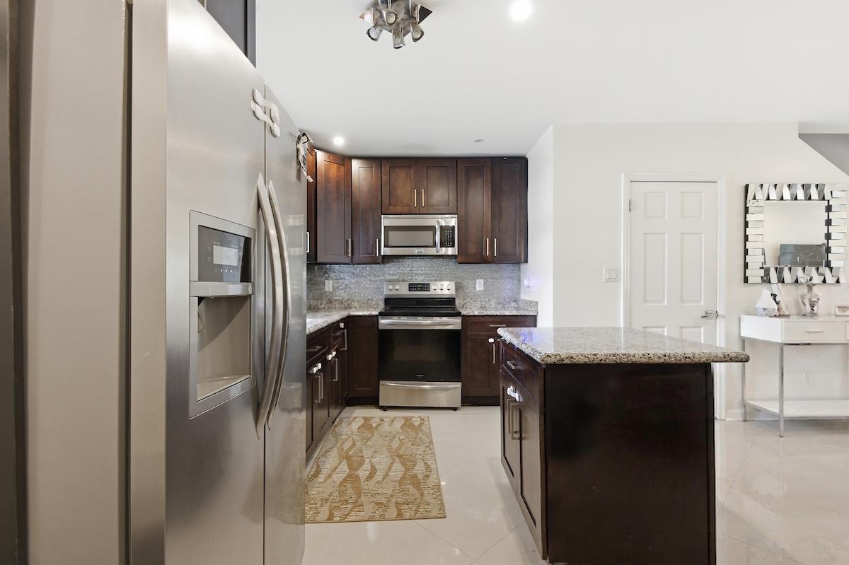 LAKEVIEW VILLAGE CONDOMIN