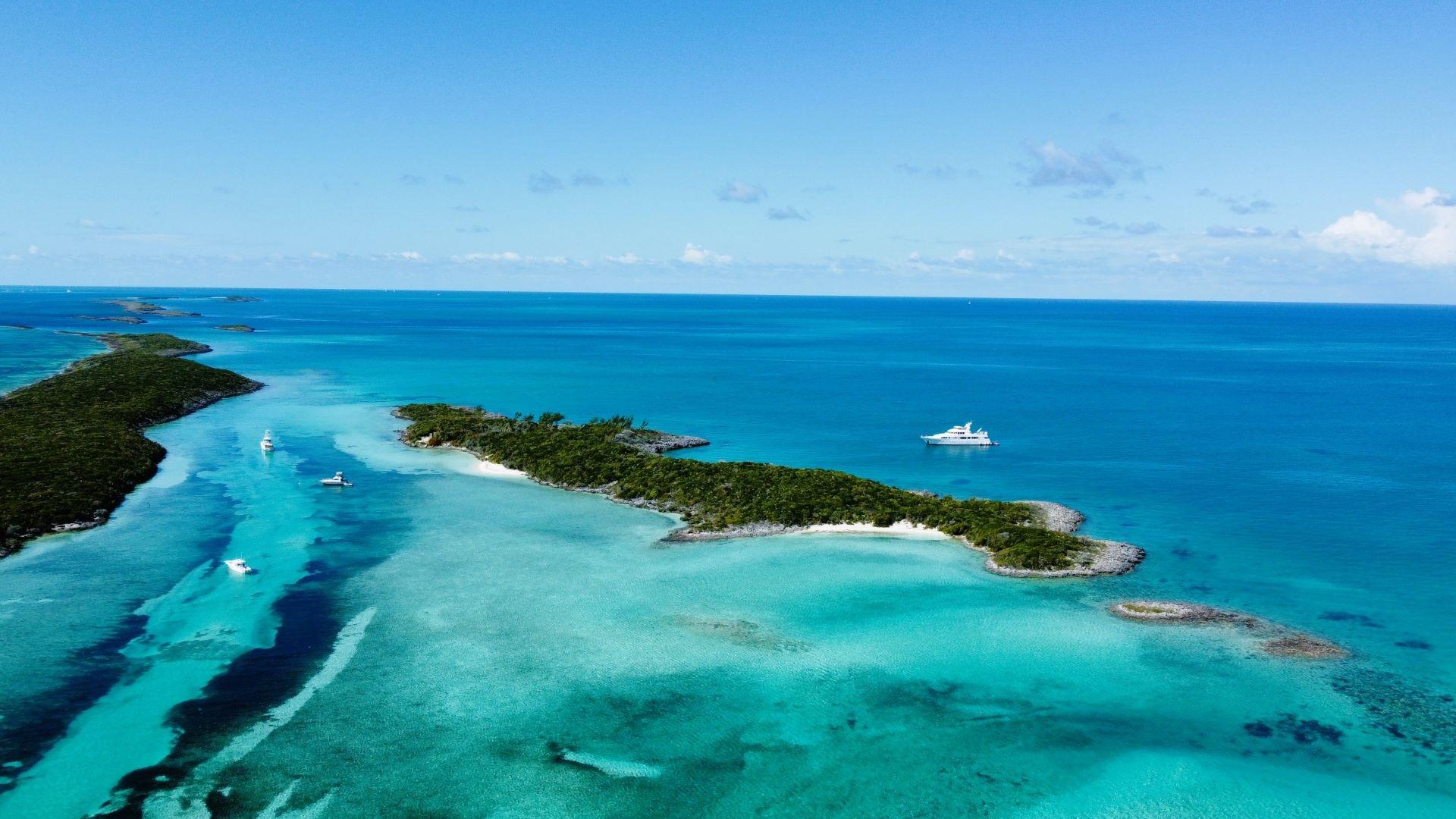 ROBERTS CAY, PRIVATE ISL.