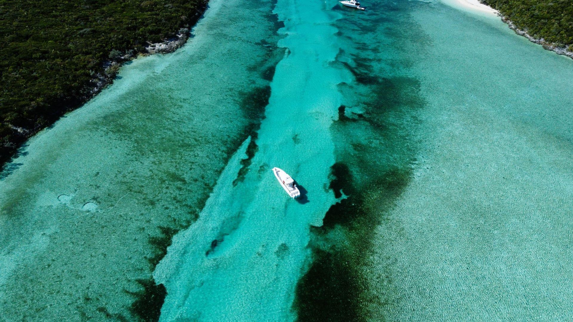 ROBERTS CAY, PRIVATE ISL.