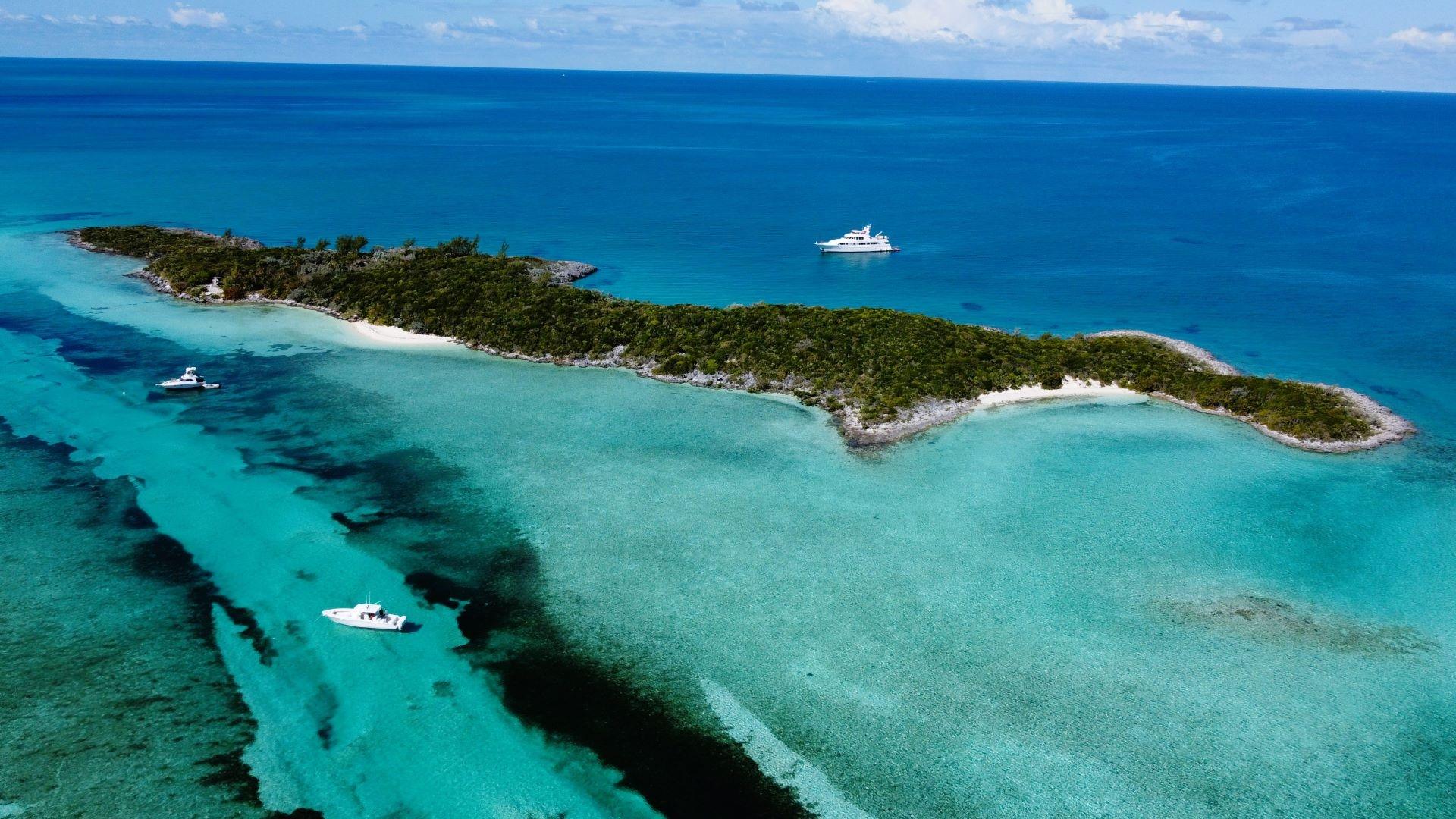 ROBERTS CAY, PRIVATE ISL.