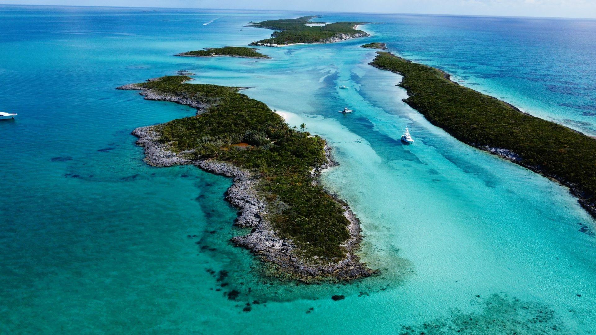 ROBERTS CAY, PRIVATE ISL.