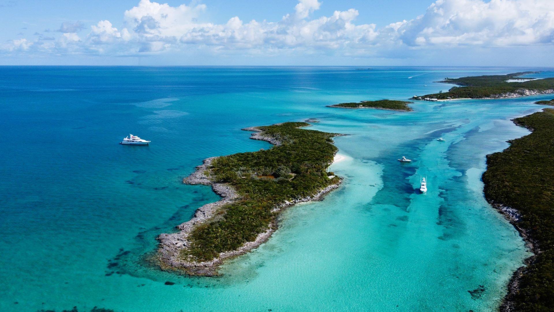 ROBERTS CAY, PRIVATE ISL.