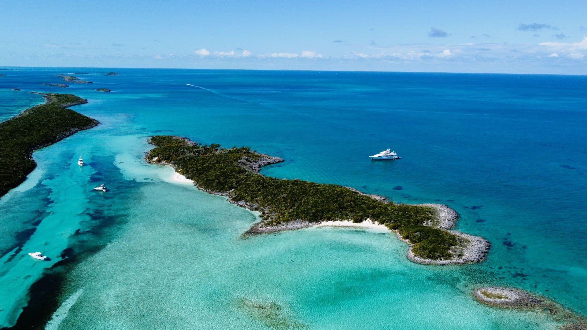 ROBERTS CAY, PRIVATE ISL.