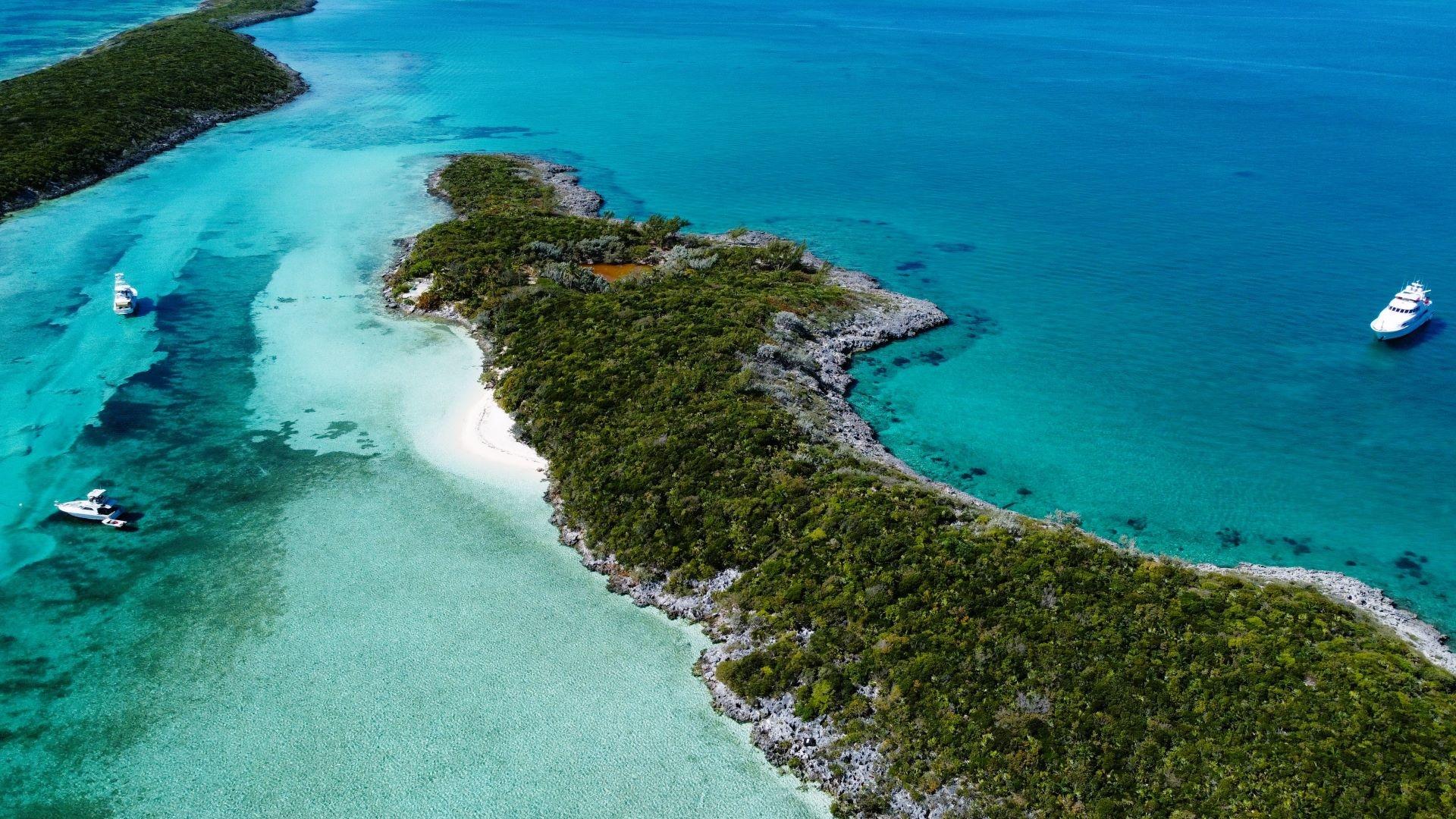 ROBERTS CAY, PRIVATE ISL.