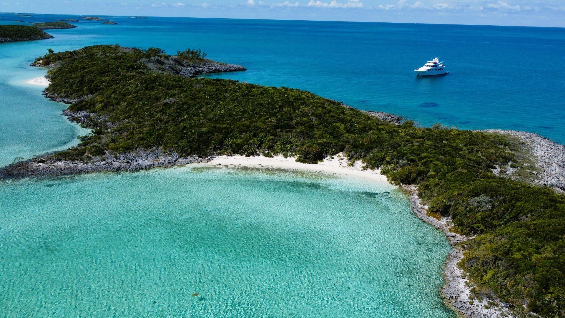 ROBERTS CAY, PRIVATE ISL.