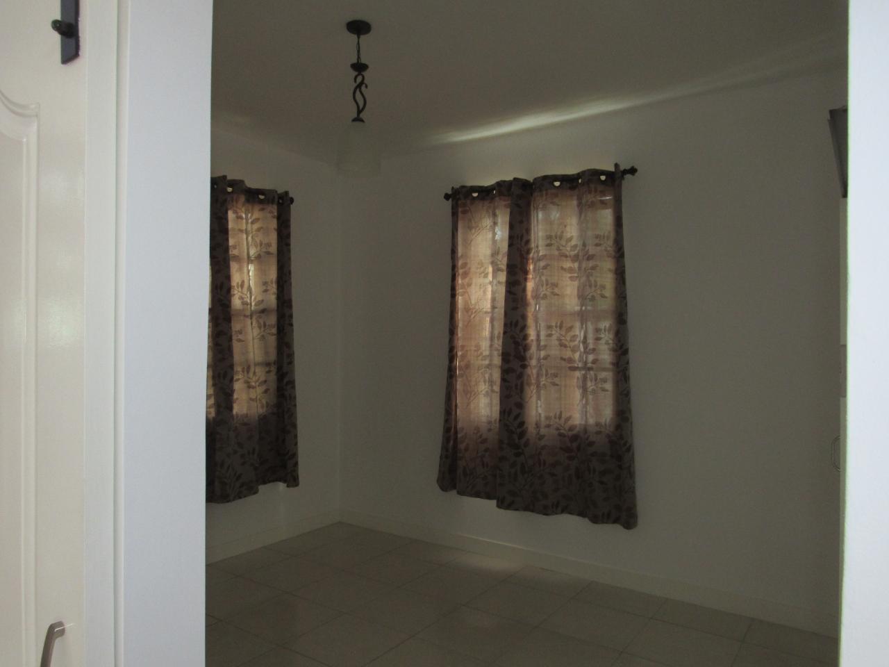 8 Hamlet Crescent 3