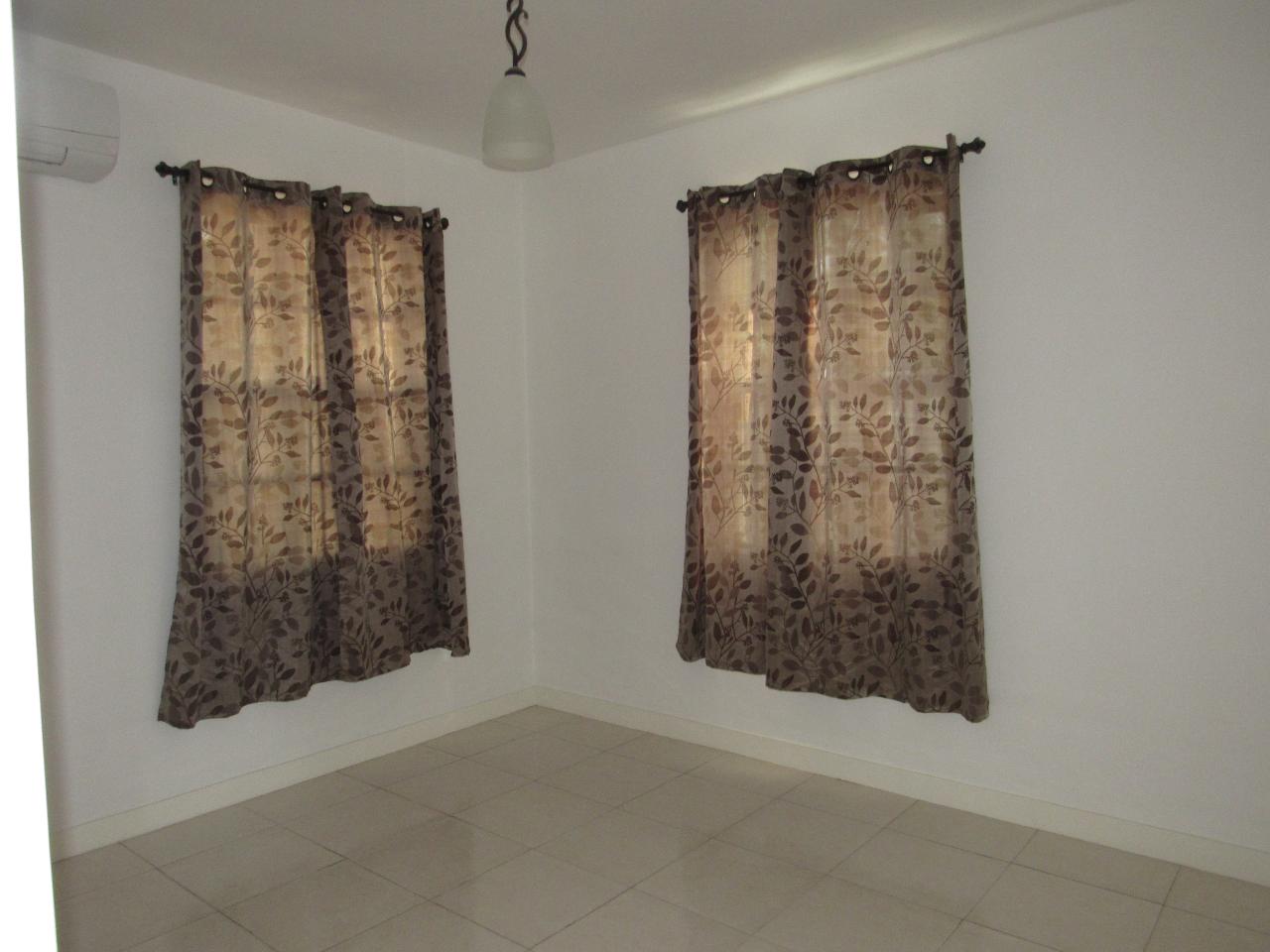 8 Hamlet Crescent 3