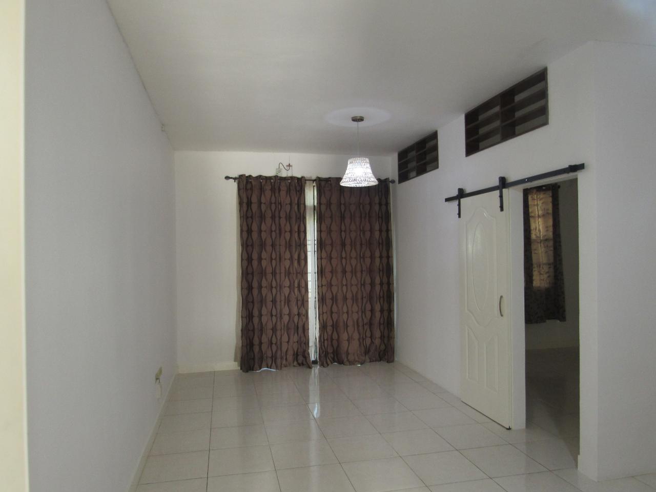 8 Hamlet Crescent 3