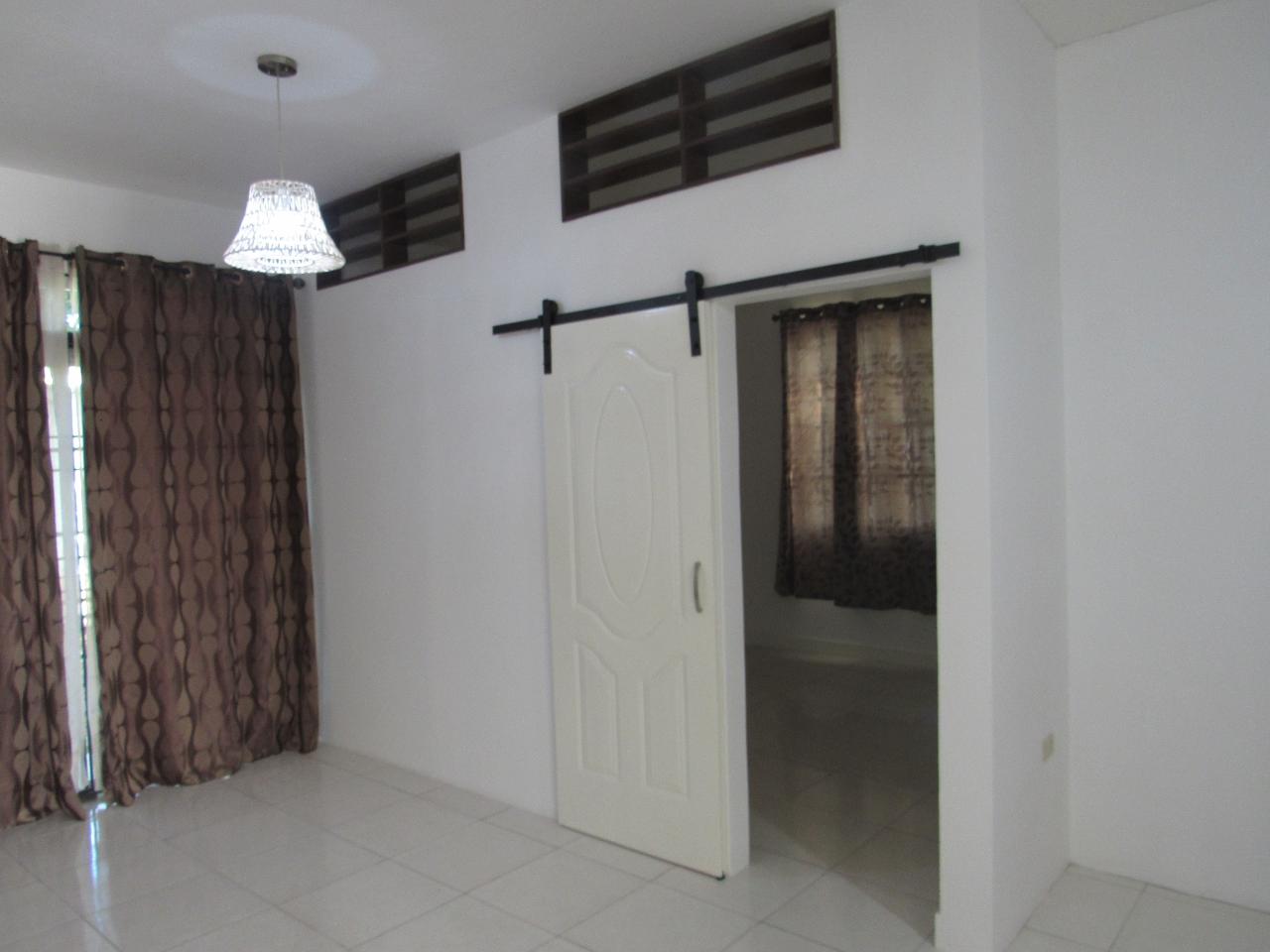 8 Hamlet Crescent 3