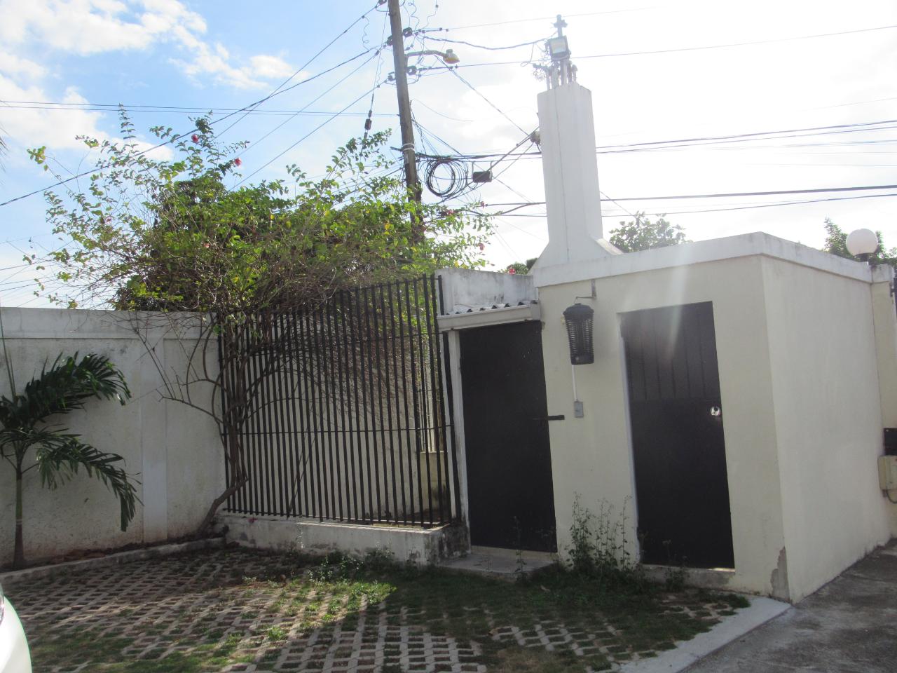 8 Hamlet Crescent 3