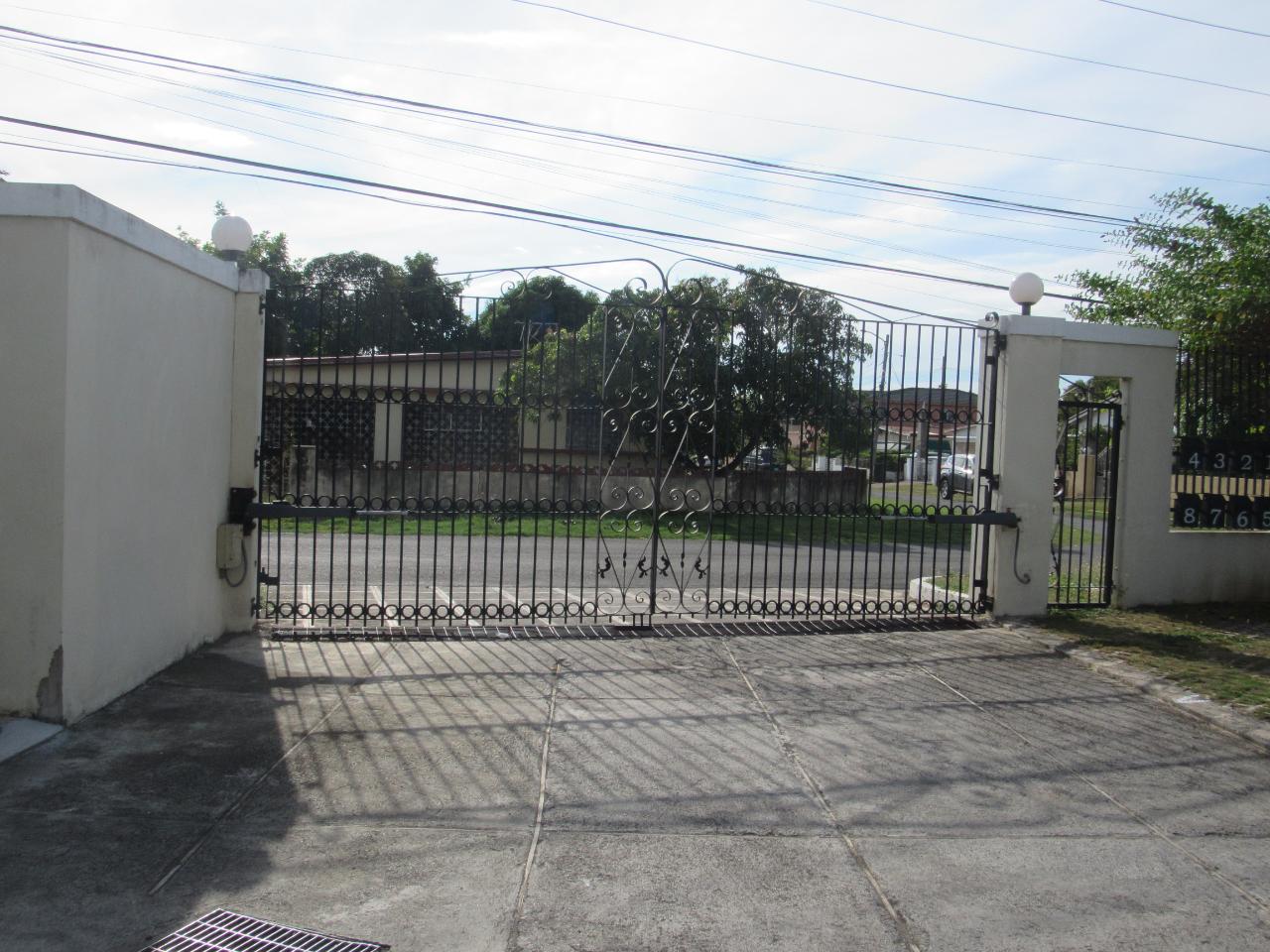 8 Hamlet Crescent 3